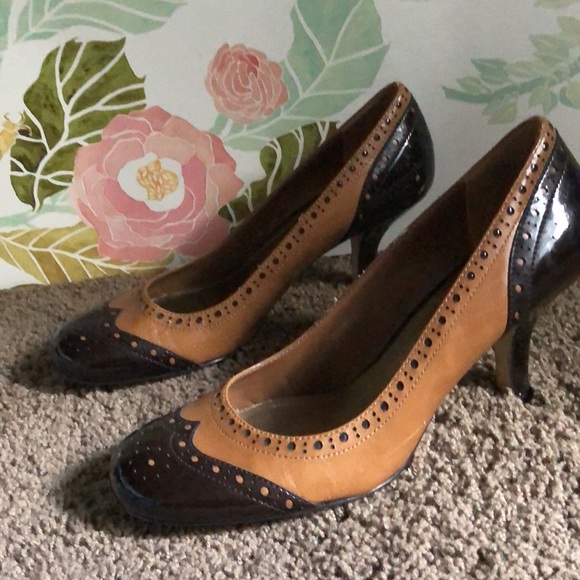 Duo-tone wingtip style leather heels - Picture 4 of 6